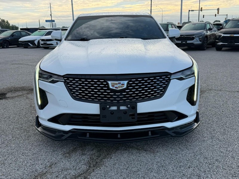 Cadillac CT4 Vehicle Full-screen Gallery Image 09