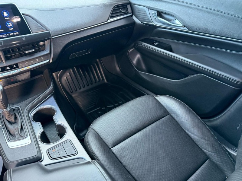 Cadillac CT4 Vehicle Full-screen Gallery Image 15