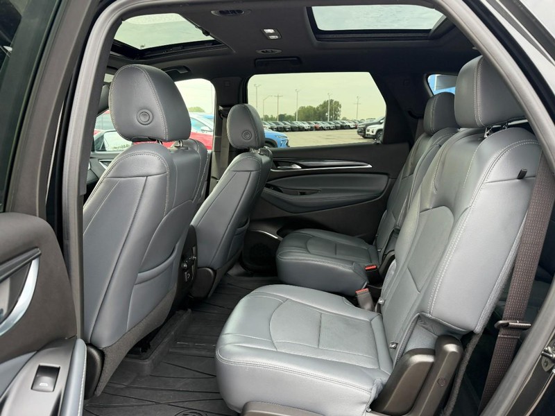 Buick Enclave Vehicle Full-screen Gallery Image 10