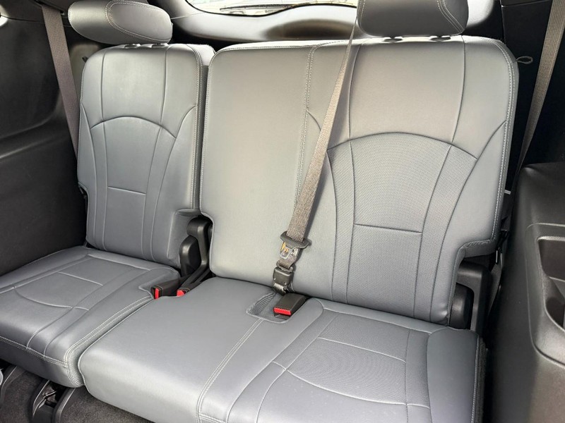 Buick Enclave Vehicle Full-screen Gallery Image 11
