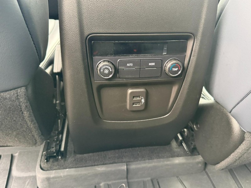 Buick Enclave Vehicle Full-screen Gallery Image 12