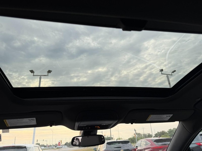 Buick Enclave Vehicle Full-screen Gallery Image 13