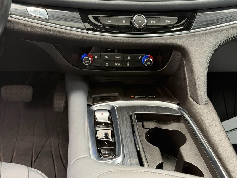 Buick Enclave Vehicle Full-screen Gallery Image 17