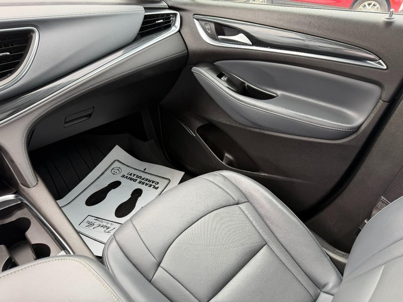 Buick Enclave Vehicle Full-screen Gallery Image 18