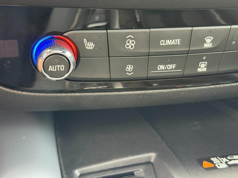 Buick Enclave Vehicle Full-screen Gallery Image 24