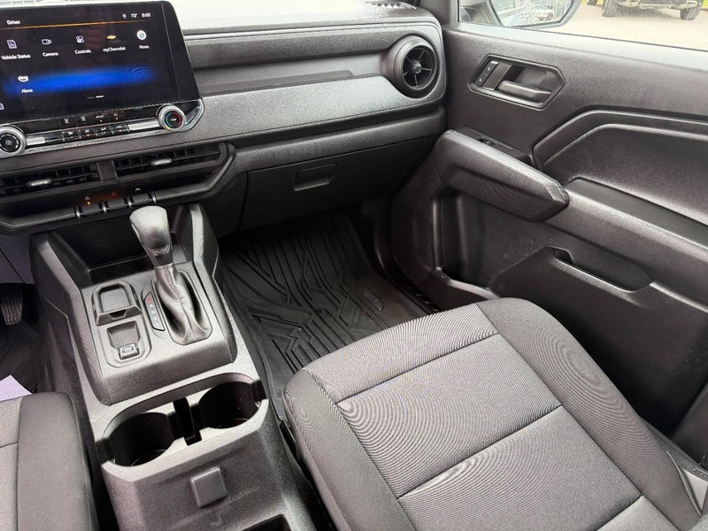 Chevrolet Colorado Vehicle Full-screen Gallery Image 09