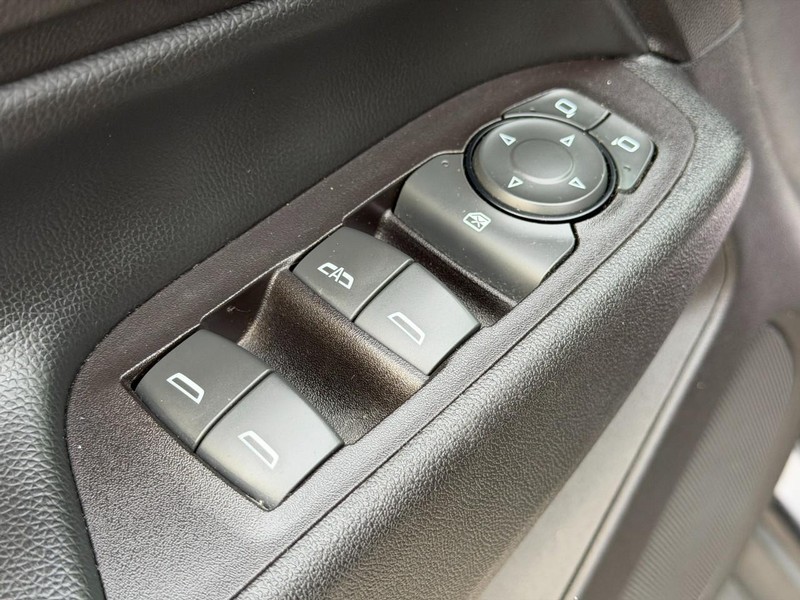Chevrolet Equinox Vehicle Full-screen Gallery Image 16