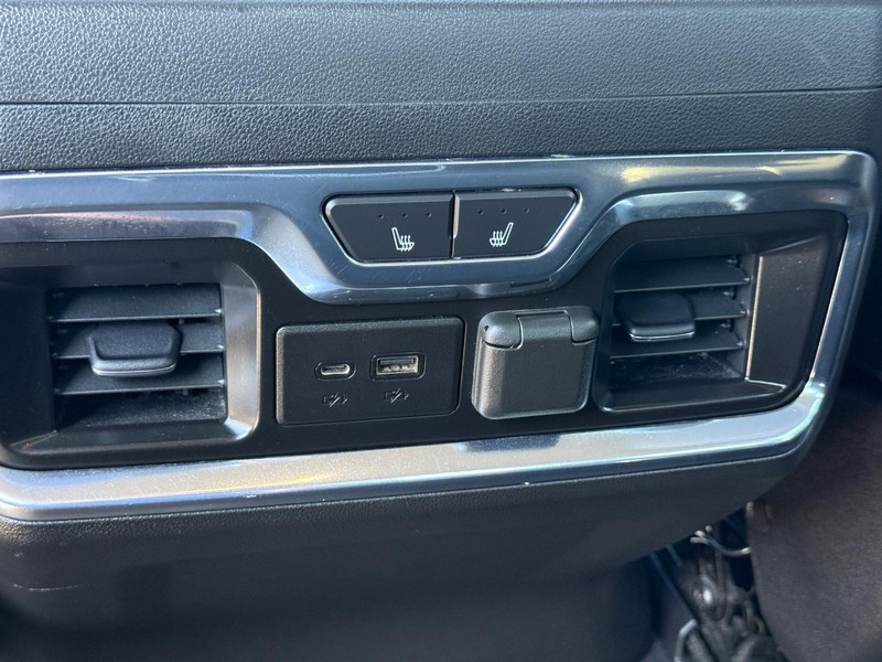 GMC Sierra 1500 Vehicle Full-screen Gallery Image 12