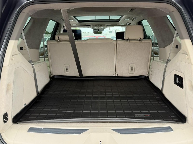 Cadillac Escalade Vehicle Full-screen Gallery Image 05