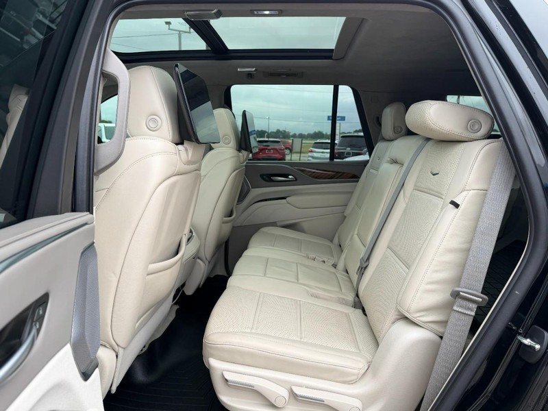 Cadillac Escalade Vehicle Full-screen Gallery Image 10