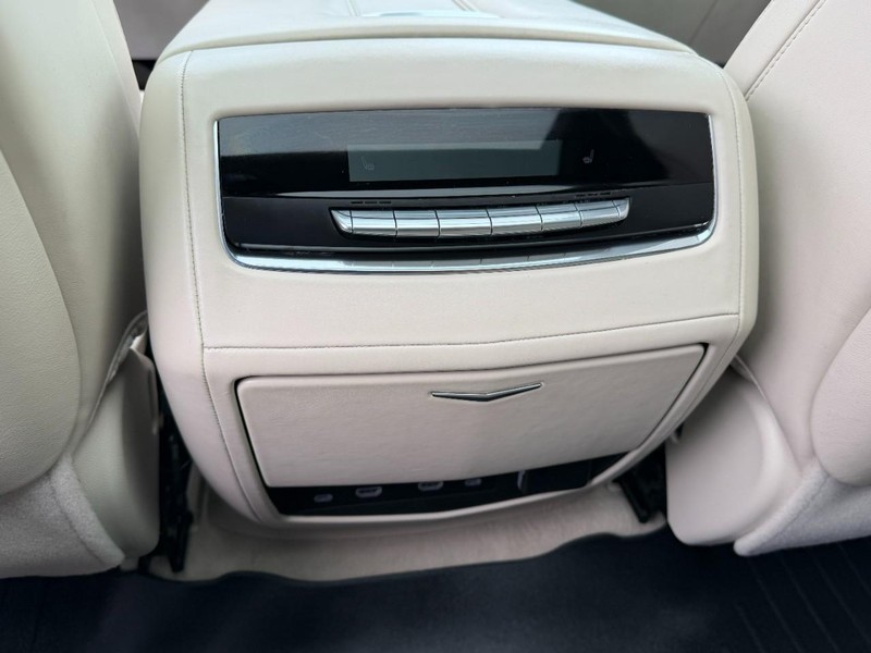 Cadillac Escalade Vehicle Full-screen Gallery Image 12