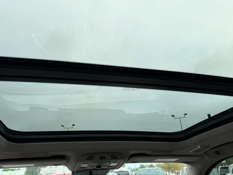 Cadillac Escalade Vehicle Full-screen Gallery Image 13