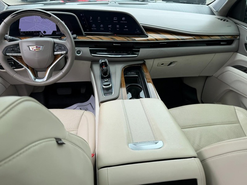 Cadillac Escalade Vehicle Full-screen Gallery Image 14