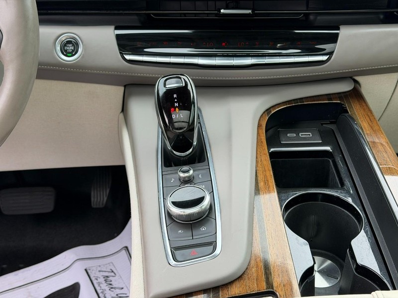 Cadillac Escalade Vehicle Full-screen Gallery Image 17
