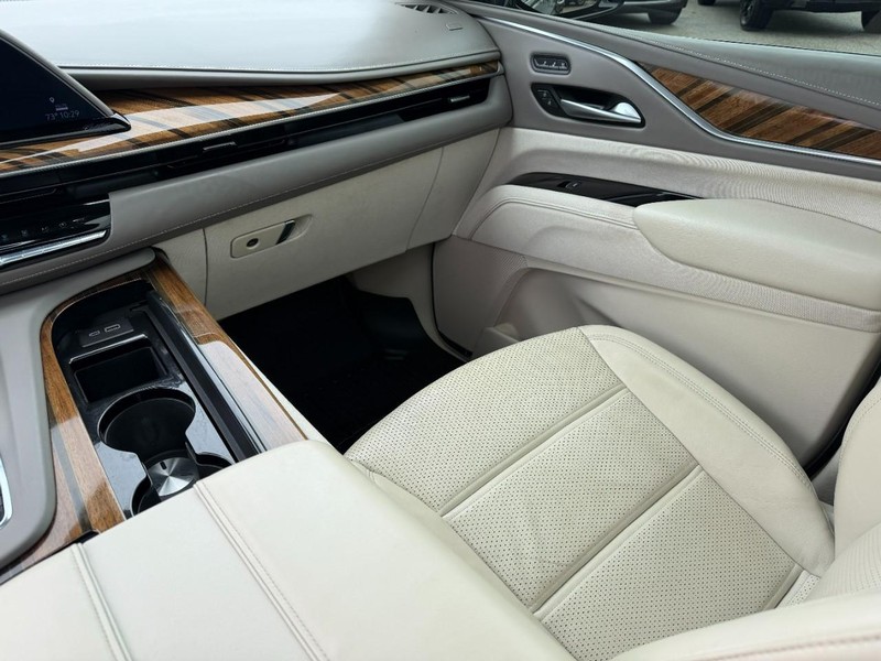 Cadillac Escalade Vehicle Full-screen Gallery Image 18