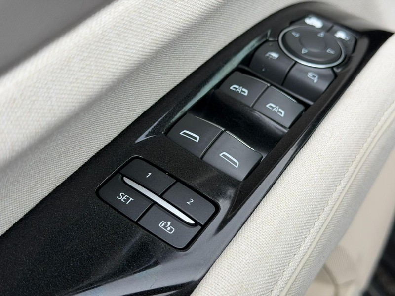 Cadillac Escalade Vehicle Full-screen Gallery Image 19