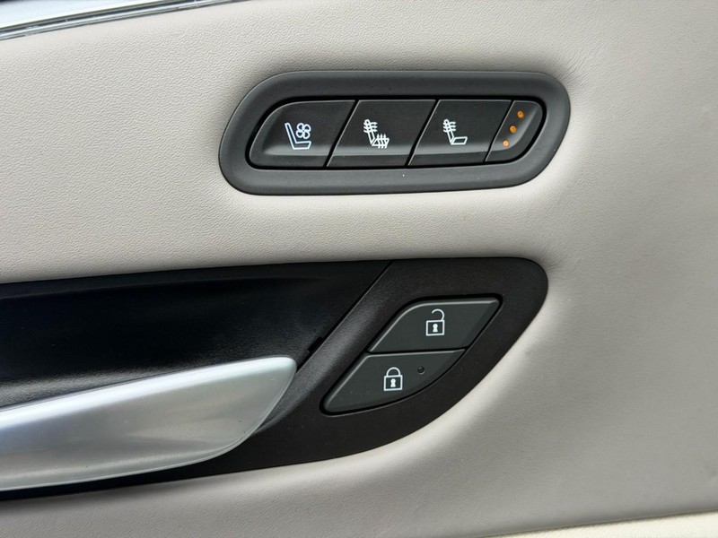Cadillac Escalade Vehicle Full-screen Gallery Image 20