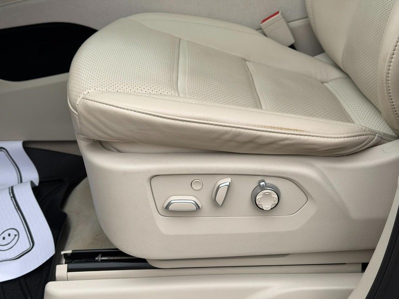 Cadillac Escalade Vehicle Full-screen Gallery Image 21