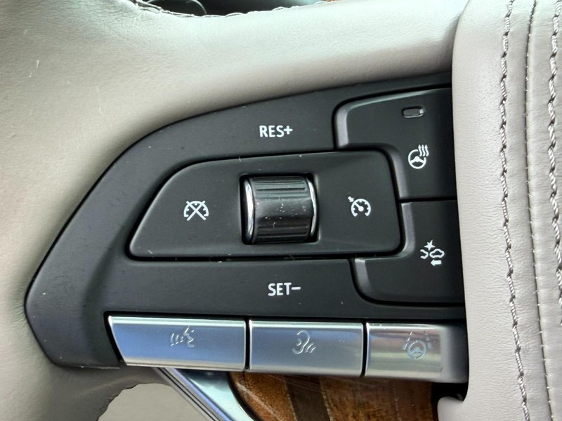 Cadillac Escalade Vehicle Full-screen Gallery Image 22