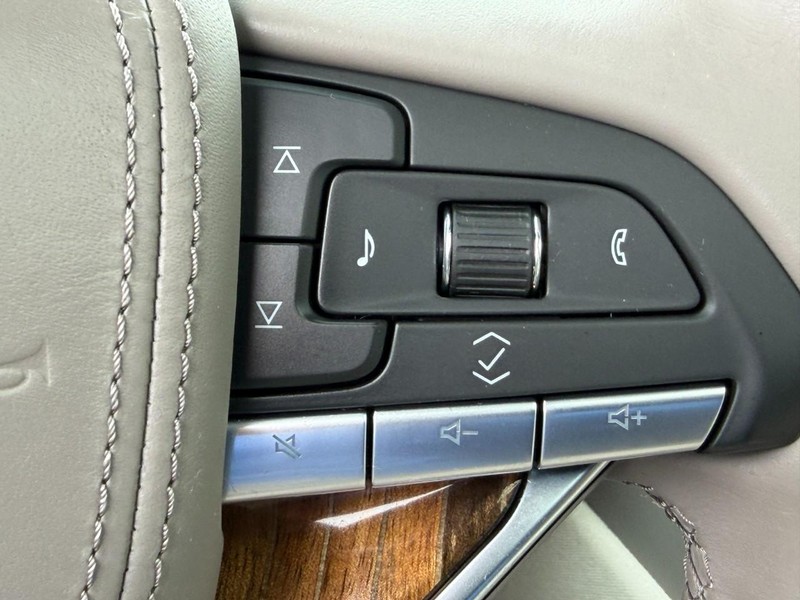 Cadillac Escalade Vehicle Full-screen Gallery Image 23