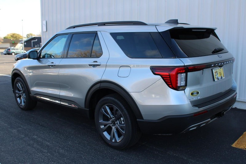 Ford Explorer Vehicle Full-screen Gallery Image 3