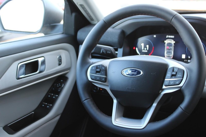 Ford Explorer Vehicle Full-screen Gallery Image 9