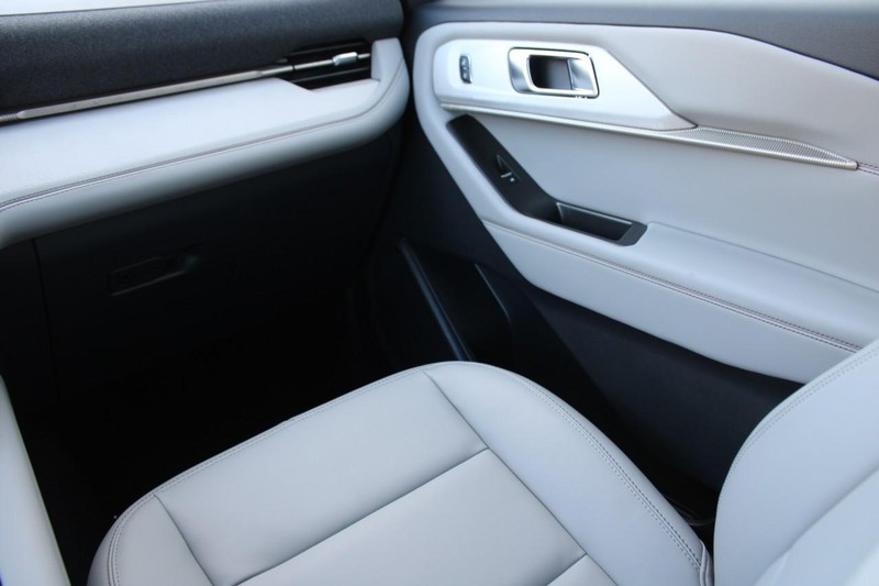 Ford Explorer Vehicle Full-screen Gallery Image 10