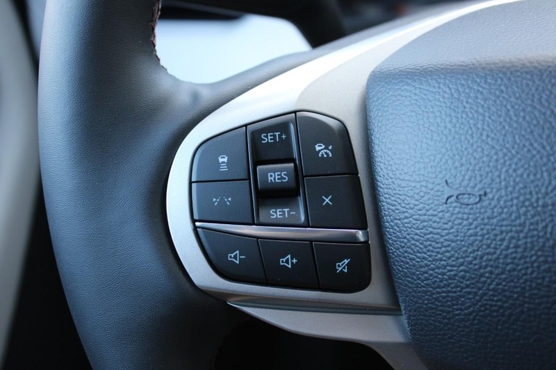 Ford Explorer Vehicle Full-screen Gallery Image 11