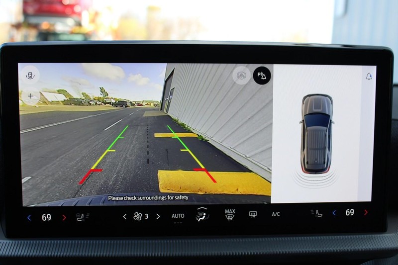 Ford Explorer Vehicle Full-screen Gallery Image 13