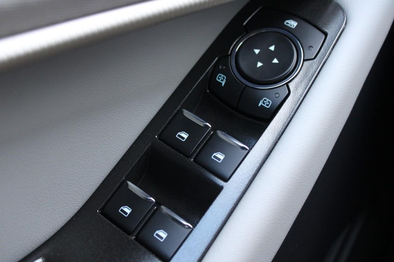 Ford Explorer Vehicle Full-screen Gallery Image 15