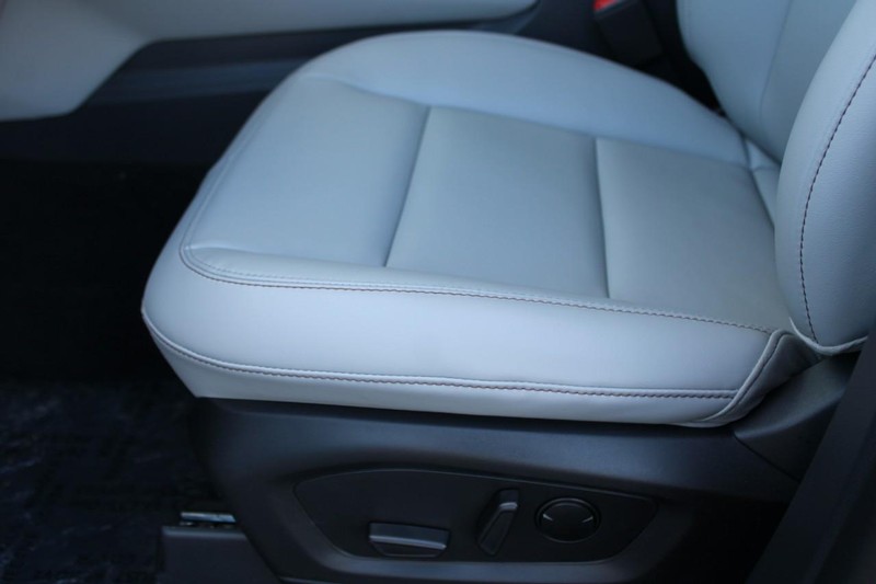 Ford Explorer Vehicle Full-screen Gallery Image 16