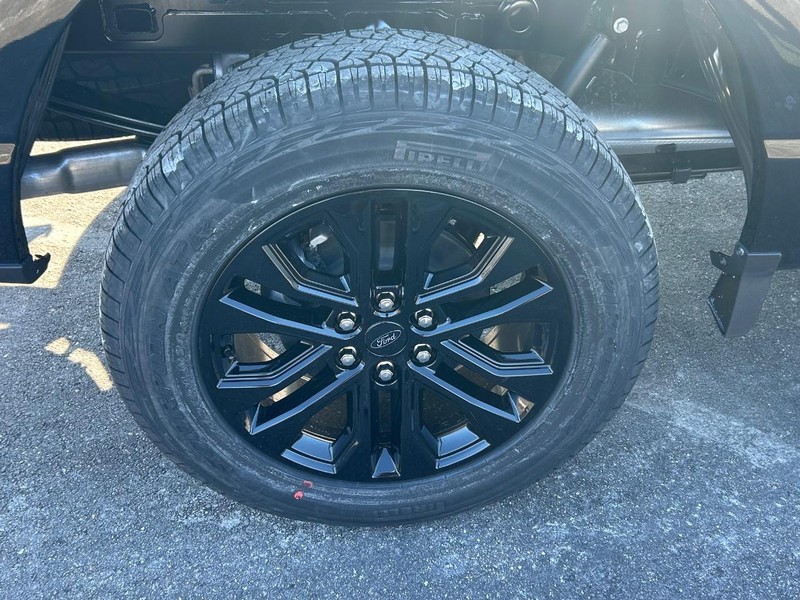 Ford F-150 Vehicle Full-screen Gallery Image 4