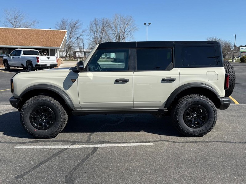 Ford Bronco Vehicle Full-screen Gallery Image 2