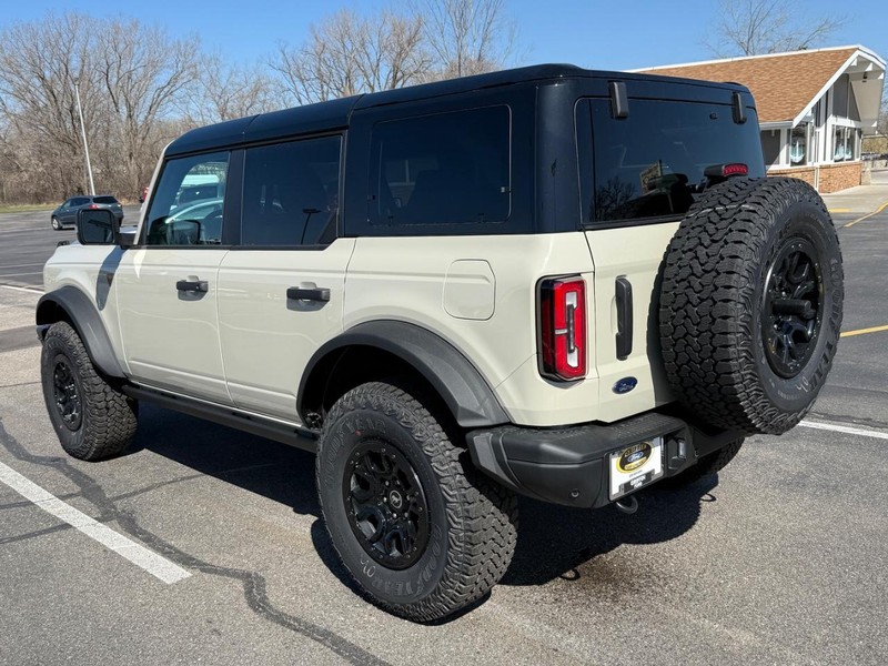 Ford Bronco Vehicle Full-screen Gallery Image 3