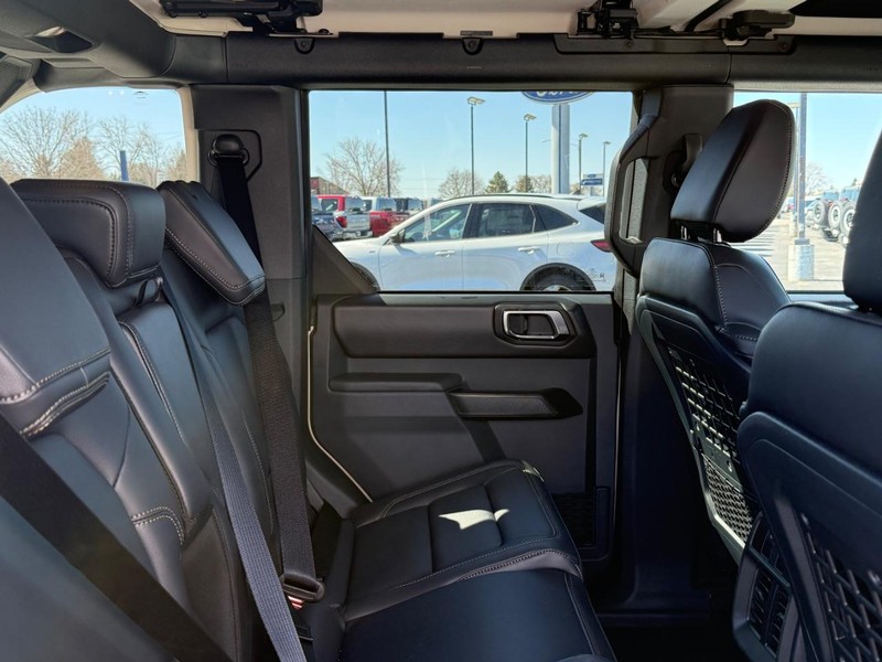 Ford Bronco Vehicle Full-screen Gallery Image 5