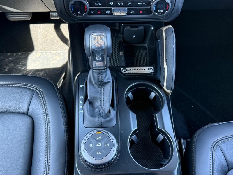 Ford Bronco Vehicle Full-screen Gallery Image 8