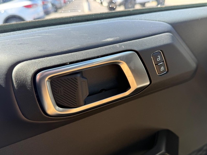 Ford Bronco Vehicle Full-screen Gallery Image 16