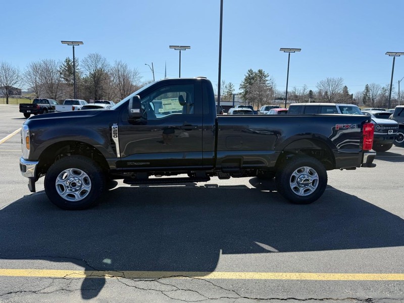 Ford Super Duty F-250 SRW Vehicle Full-screen Gallery Image 2