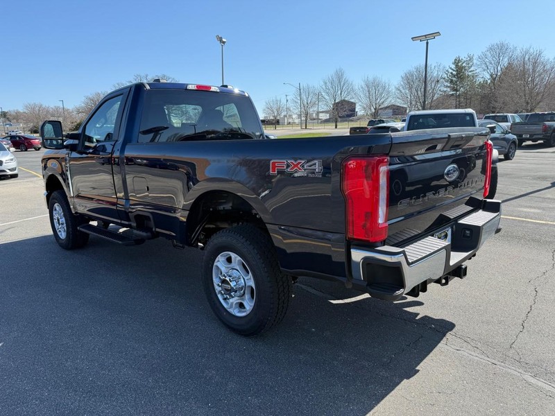 Ford Super Duty F-250 SRW Vehicle Full-screen Gallery Image 3