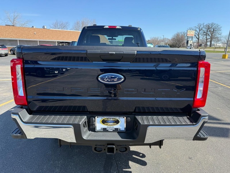 Ford Super Duty F-250 SRW Vehicle Full-screen Gallery Image 4