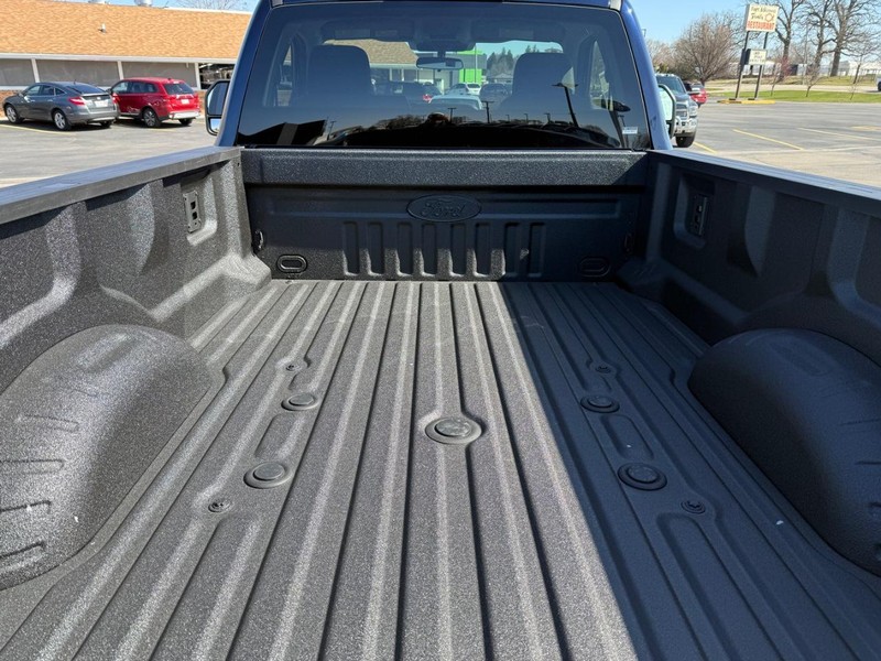 Ford Super Duty F-250 SRW Vehicle Full-screen Gallery Image 5