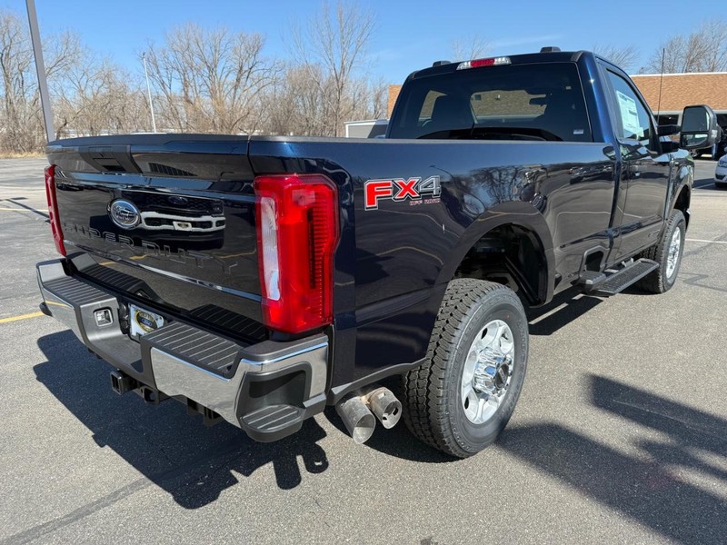 Ford Super Duty F-250 SRW Vehicle Full-screen Gallery Image 6