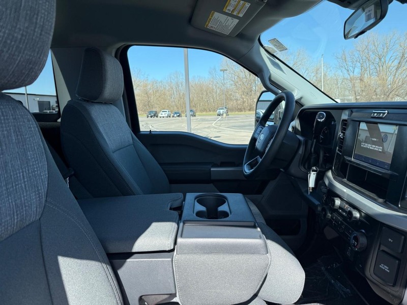 Ford Super Duty F-250 SRW Vehicle Full-screen Gallery Image 8