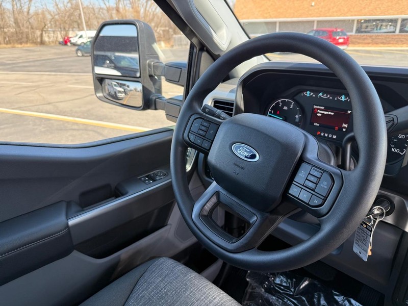 Ford Super Duty F-250 SRW Vehicle Full-screen Gallery Image 10