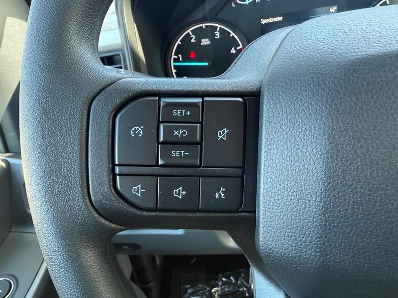 Ford Super Duty F-250 SRW Vehicle Full-screen Gallery Image 11