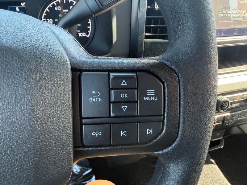 Ford Super Duty F-250 SRW Vehicle Full-screen Gallery Image 12