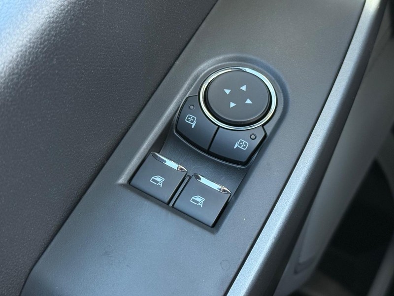 Ford Super Duty F-250 SRW Vehicle Full-screen Gallery Image 14