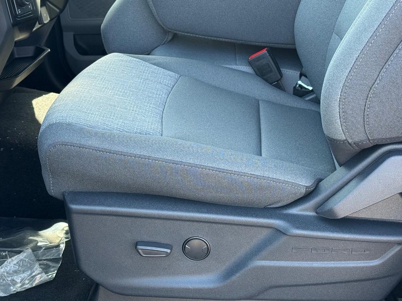 Ford Super Duty F-250 SRW Vehicle Full-screen Gallery Image 15