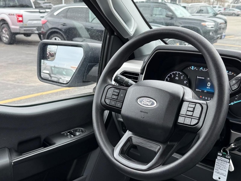 Ford F-150 Vehicle Full-screen Gallery Image 11