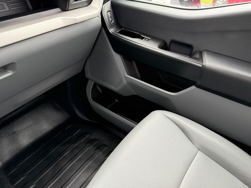 Ford F-150 Vehicle Full-screen Gallery Image 12